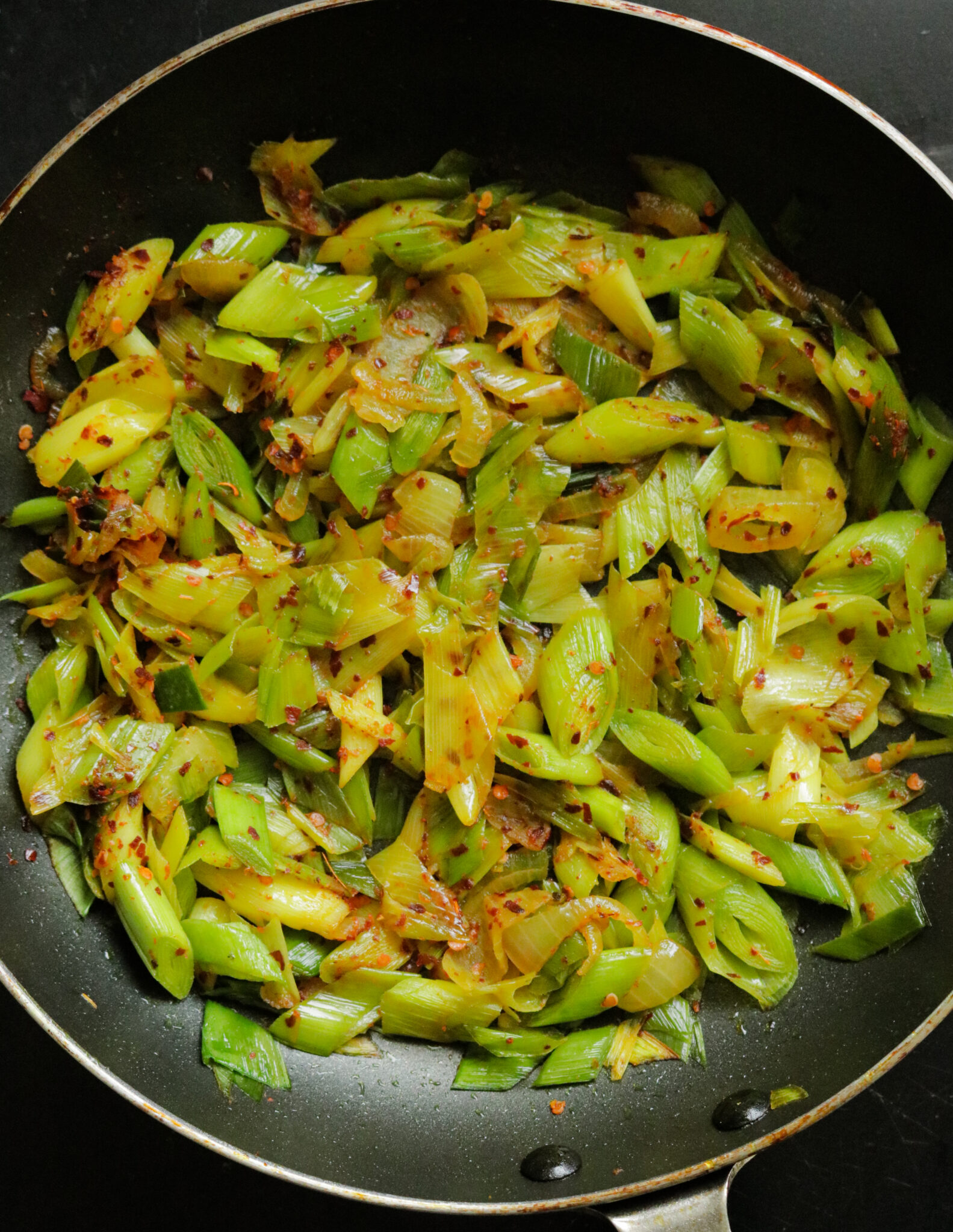 sri-lankan-chilli-leeks-fry-sauteed-leeks-island-smile