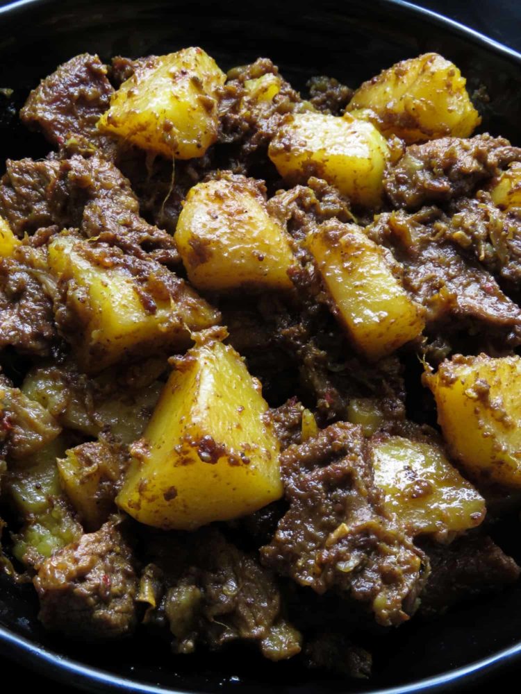 Slow-cooked Indian beef and potato curry(aloo gosht) | ISLAND SMILE