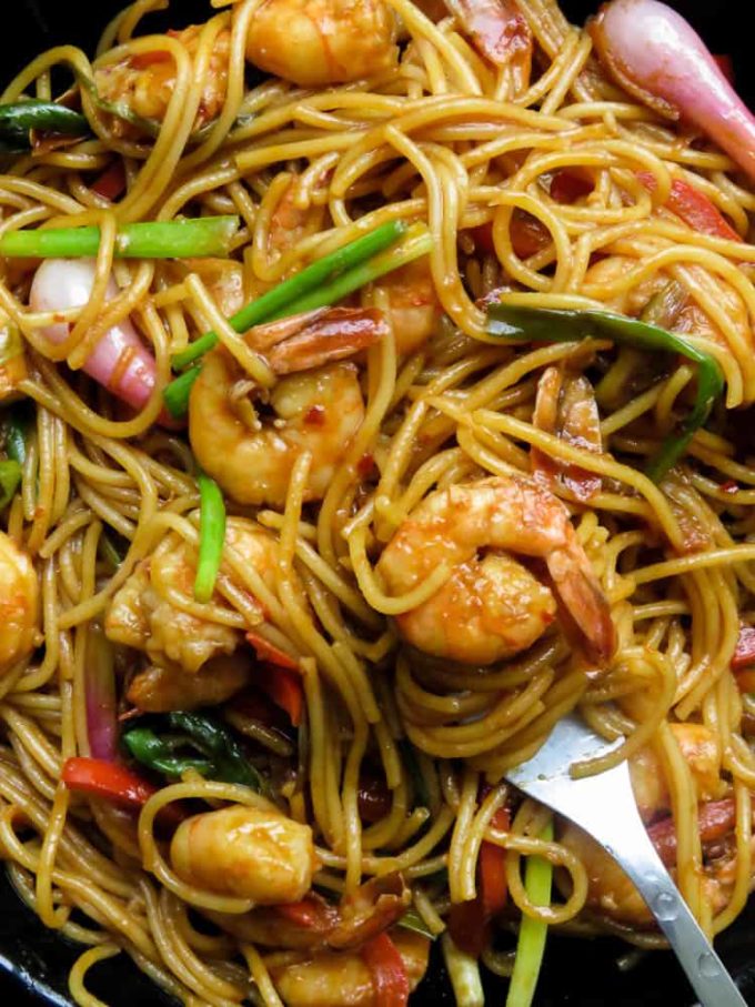 Sriracha shrimp stir-fry noodles, an amazingly easy two in one recipe that fixes your need for a spicy seafood dish that turns into a simple one-pot dinner.#shrimp #sriracha #seafood #pescatarian #food #dinner #glutenfree #noodles.