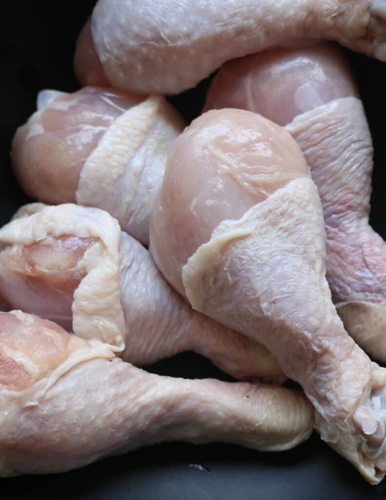 Place the cleaned skin on chicken drumsticks on a bowl.