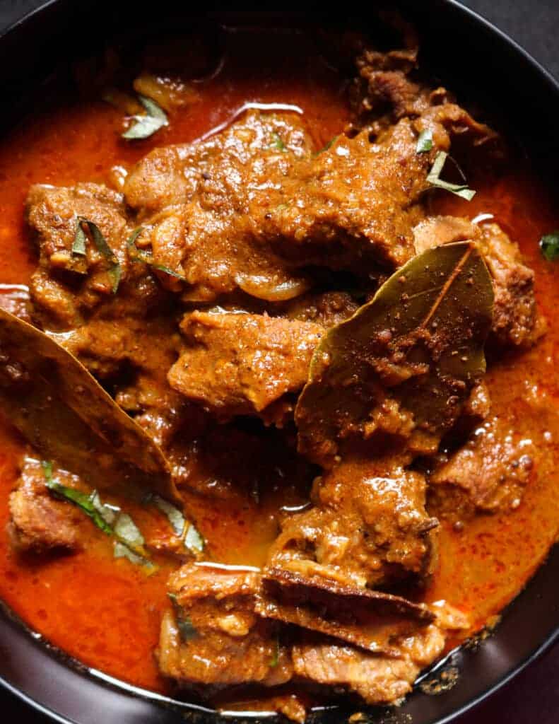 spicy Indian beef curry cooked with gravy
and chunky pieces of beef wint cinnamon, bayleaf and spices.